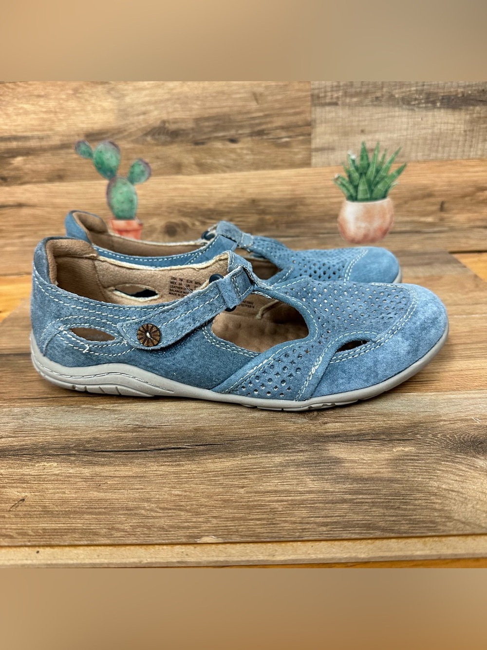Cobbie Cuddlers women’s blue suede Mary Jane sneakers size 7